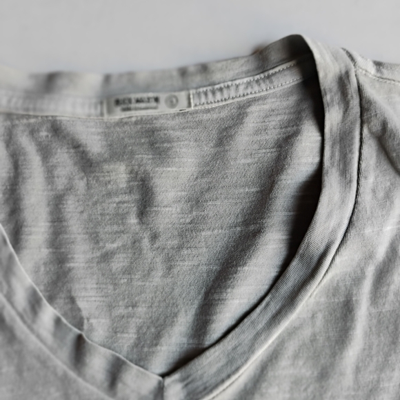 New Buck Mason V-Neck T-Shirt Light Olive Textured Cotton Made in USA Size Large - Picture 3 of 4